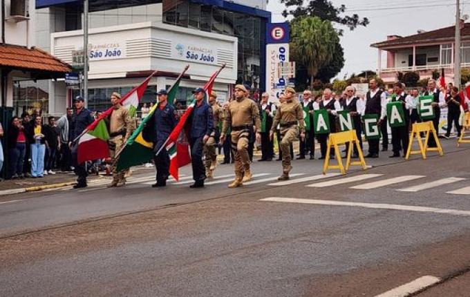 Desfile cívico celebra os 70 anos de emancipação de Itapiranga