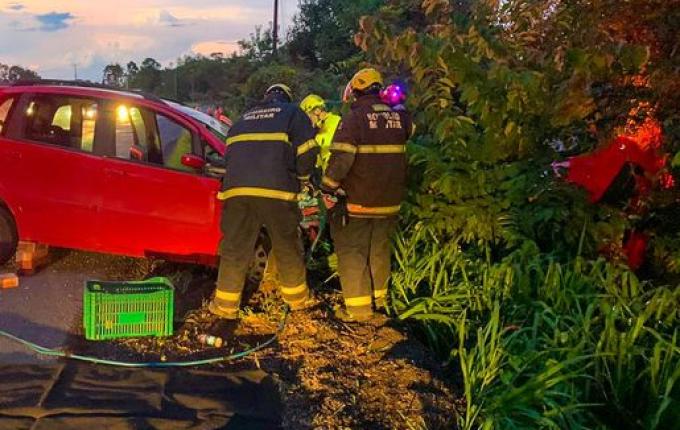 VÍDEO: Colisão entre dois carros deixa feridos na BR-163
