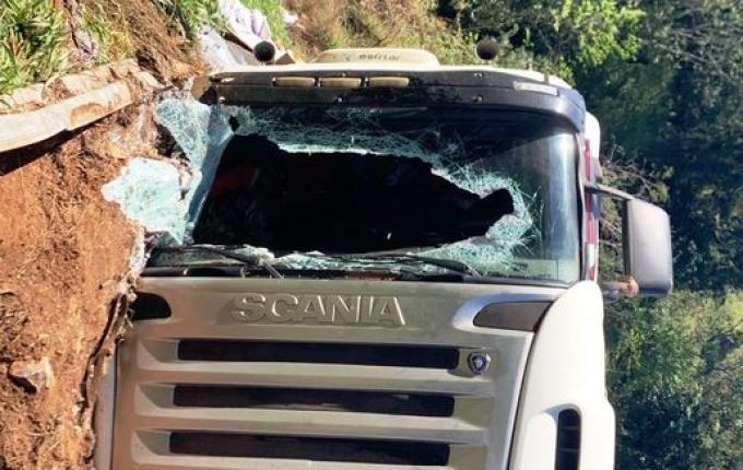 Motorista fica ferido após tombar carreta carregada com sementes na SC-161