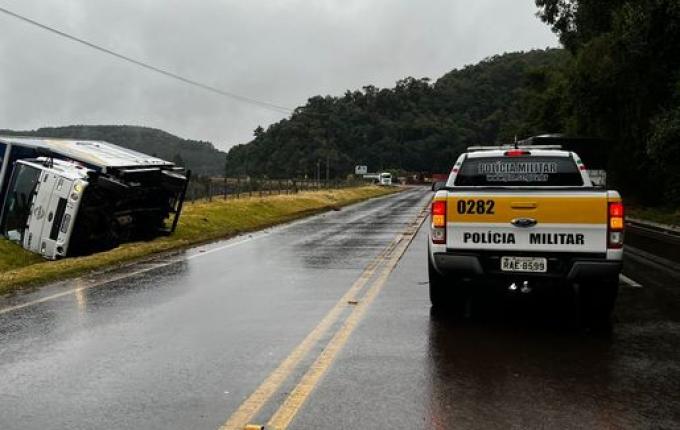 Caminhão sai da pista e tomba na SC-157 em São Lourenço do Oeste