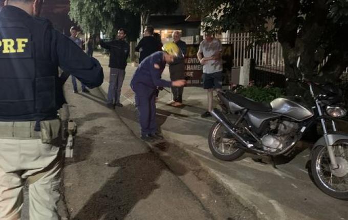 Engavetamento deixa motociclista e caroneira feridos na Willy Barth