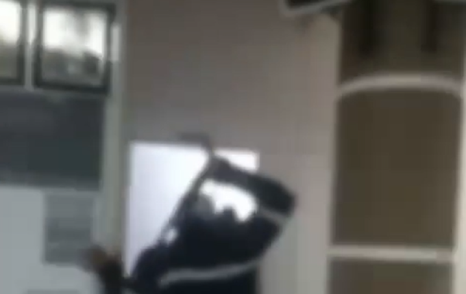 Homem apanha de cinta de funcionário da prefeitura durante sessão em SC