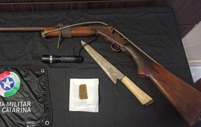 Homem com 103 passagens e tornozeleira é preso com espingarda em Tigrinhos