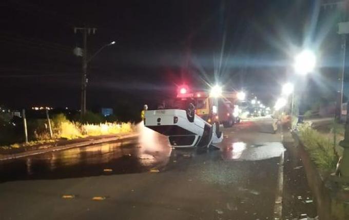 Motorista perde controle de veículo e capota
