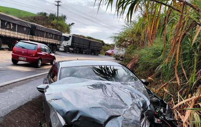 Condutora fica ferida em acidente entre carro e caminhão na SC-157