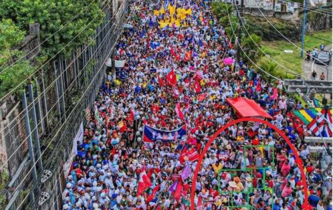 Perfil de Lula mostra foto com pessoas duplicadas em evento na Bahia