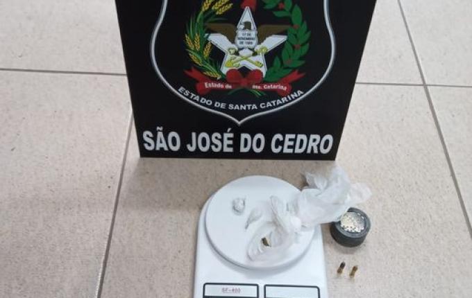 Duas pessoas são presas por tráfico de drogas