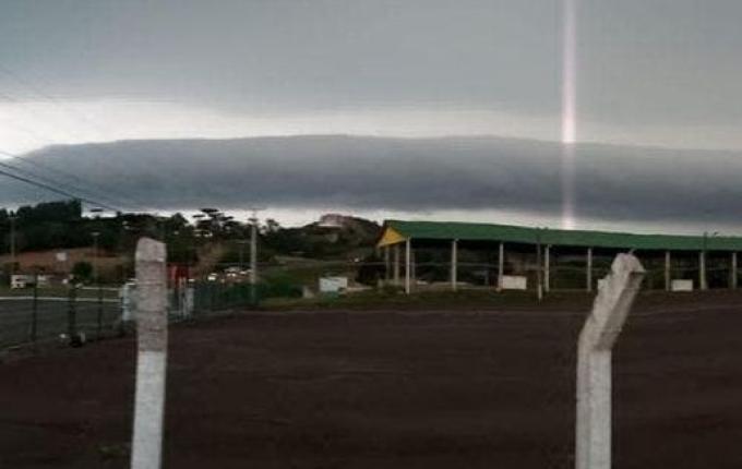Nuvem ‘shelf cloud’ leva temporal com raios e granizo para cidades do Oeste