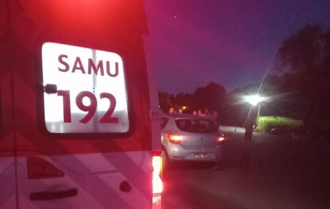 Jovem fica ferida em colisão entre carro e moto no interior de Itapiranga