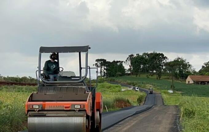 Pavimentação do trecho Vista Alta / Vila Rica entra na fase de capa asfáltica
