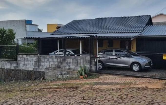 Mulher é encontrada morta com faca cravada no corpo em SC