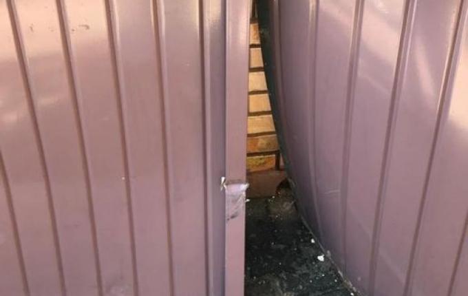 Homem não paga motel, furta tv e foge após destruir o portão