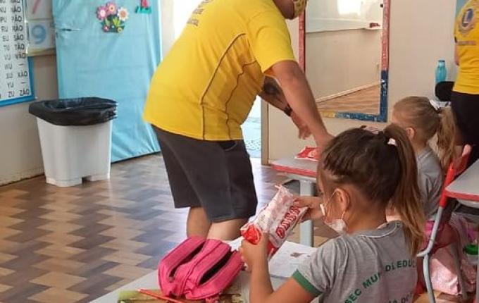 Lions entrega kits de higiene bucal em Guarujá do Sul