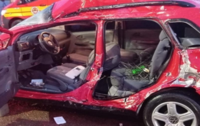 Condutor fica ferido em colisão entre carro e caminhão em São Lourenço do Oeste