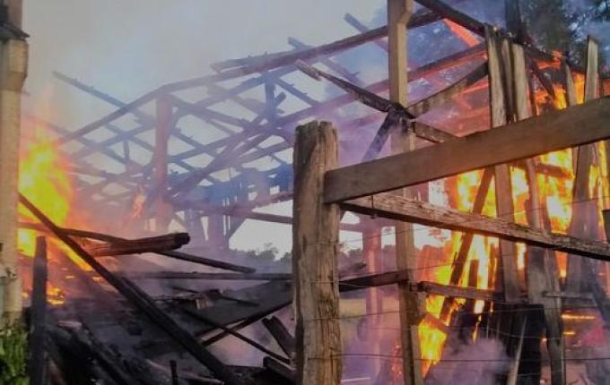 Bombeiros usam 44 mil litros de água para combater incêndio em Cedro