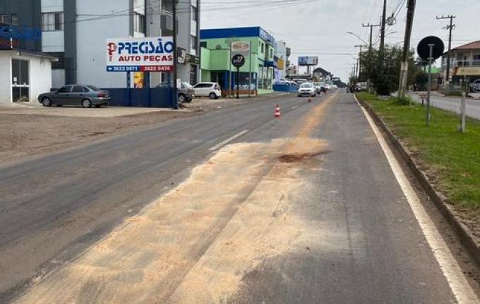 Vazamento de óleo causa acidente e gera multas na Willy Barth em SMOeste