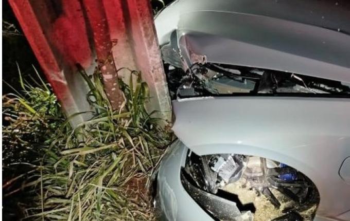 BMW colide em poste e deixa parte de SMO sem energia