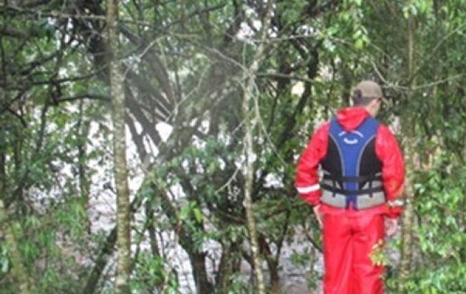 Bombeiros continuam buscas pelas crianças levadas por enxurrada