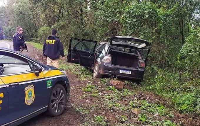Homens são presos na BR-153 em Irani com carro roubado no Paraná