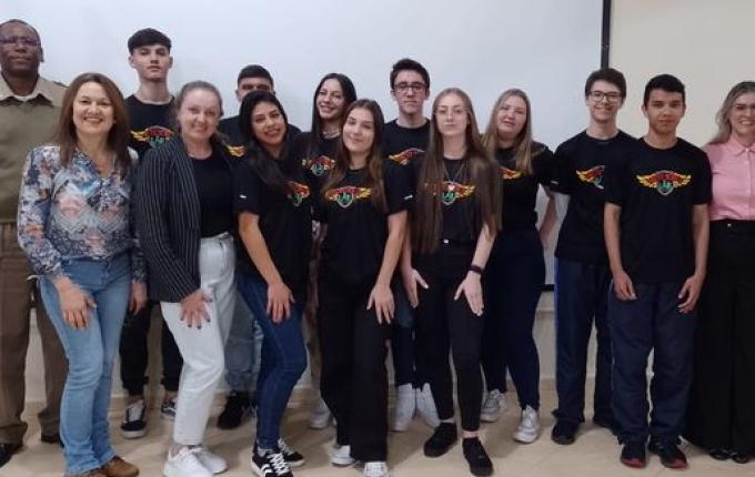 Alunos da Escola Cívico Militar recebem certificados de Protetores do Lar