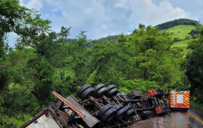 Motorista fica ferido em tombamento de carreta na SC 305