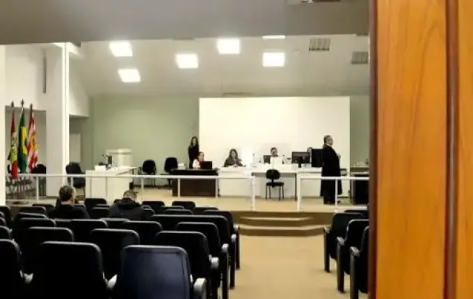 Condenada mãe que matou filho recém-nascido a tesouradas