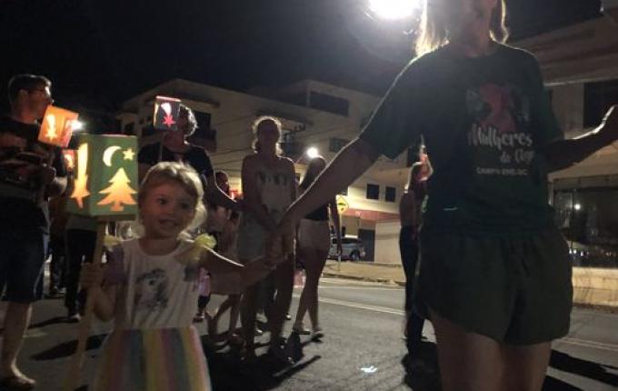 Caminhada das lanternas reúne grande público em Campo Erê