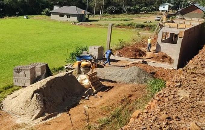 Comunidade auxilia na construção de nova praça esportiva em Tunápolis