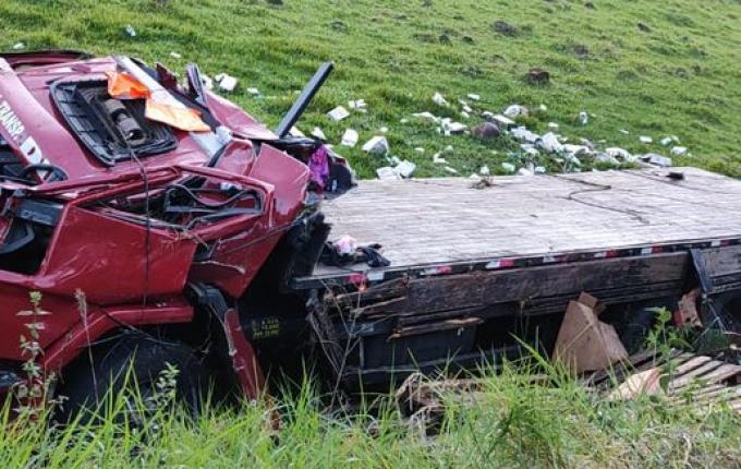 Caminhão de Itapiranga fica sem freios e capota em Guaraciaba