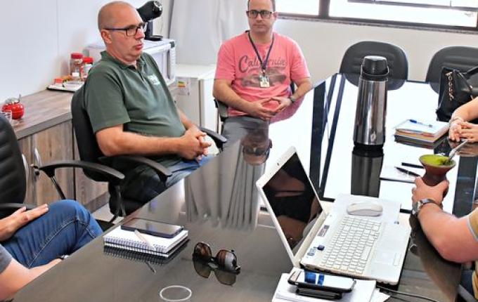 Na Câmara, profissionais de saúde alertam para água parada em vasos de flores nos cemitérios