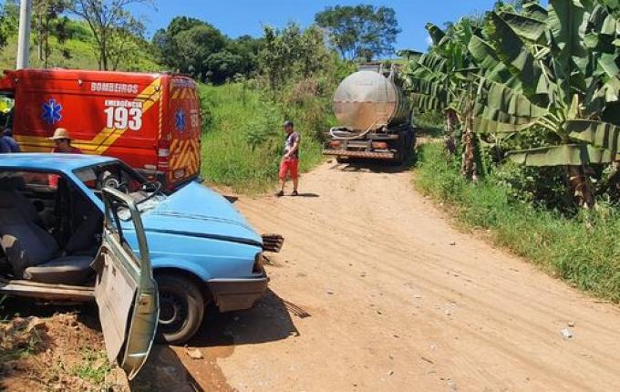Passageira de carro sofre ferimentos em São José do Cedro