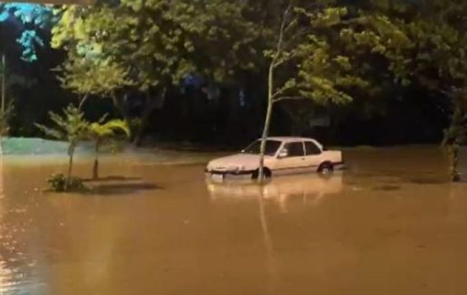 Chuva causa mortes, bloqueia rodovias, suspende aulas e causa estragos em SC