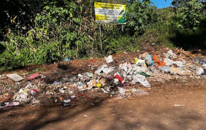 Moradora denúncia descarte irregular de lixo no interior de SMOeste