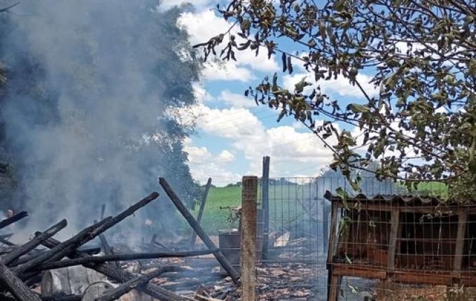 Incêndio destrói galpão usado para depósito de equipamentos em Cunha Porã