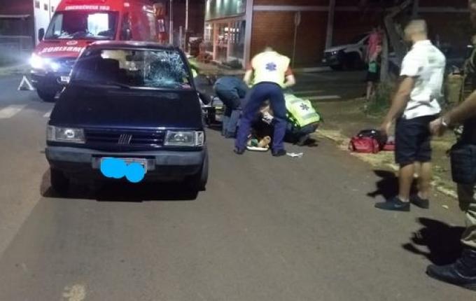 Idoso fica gravemente ferido em colisão entre bicicleta e carro