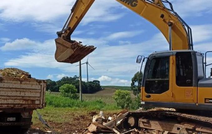 Chuvas recentes atrasaram recolha de entulhos e troca de lâmpadas queimadas
