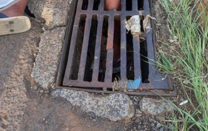 Criança é resgatada após ficar com a perna presa em bueiro