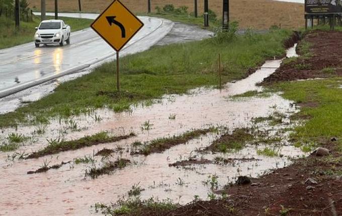 Chuva provoca transtornos em trecho na SC-163 em São Miguel do Oeste