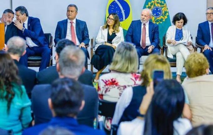 Lula assina projeto de lei que garante verba para piso da enfermagem