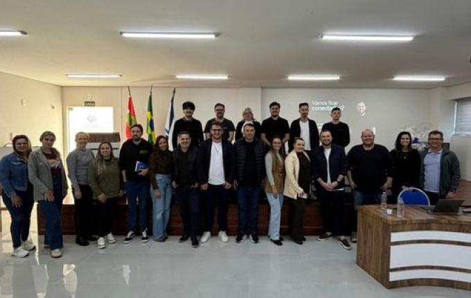Guarujá do Sul participa de curso sobre Comunicação Pública Inteligente