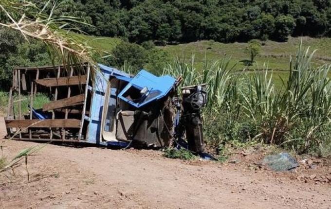 Caminhão tomba no interior de Saltinho e deixa três feridos