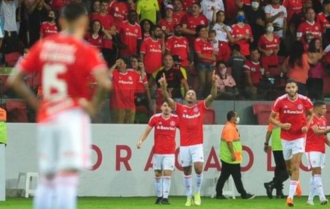 Inter domina o Grêmio no Beira-Rio e vence clássico Gre-Nal 435