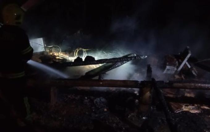 Casa fica completamente destruída em incêndio