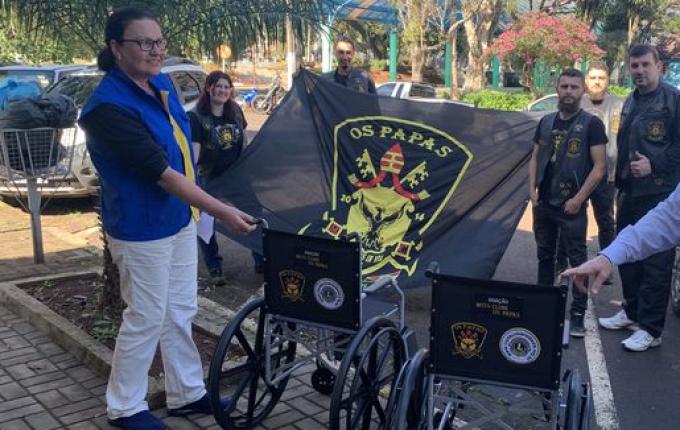 Lions Clube recebe cadeiras de rodas doadas por Moto Clube Papas
