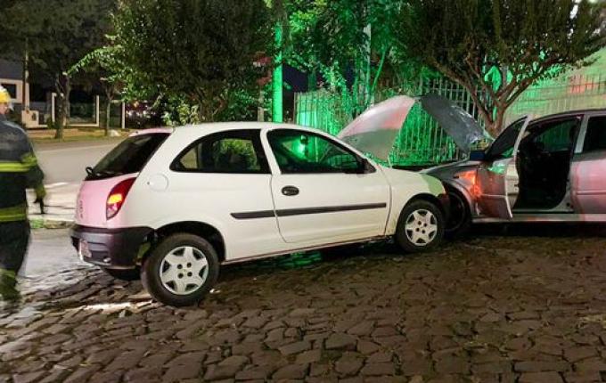 VÍDEO: Colisão entre dois veículos mobiliza PM e Bombeiros em SMOeste