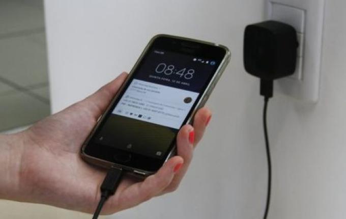 Criança morre após levar choque ao colocar celular para carregar