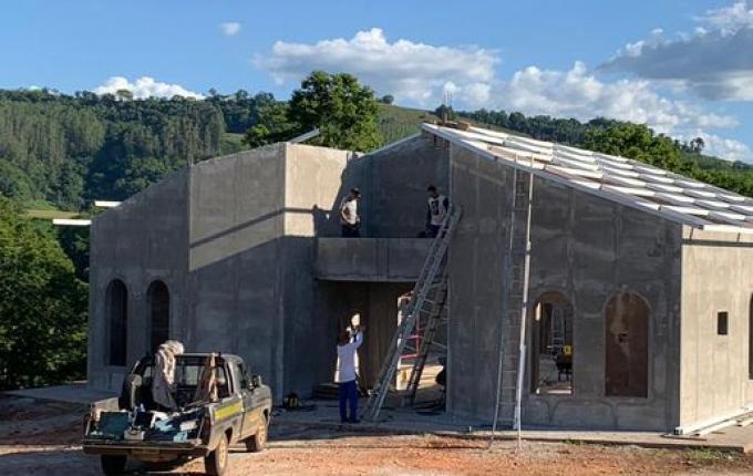 Um ano após incêndio, comunidade ainda trabalha na reconstrução de igreja