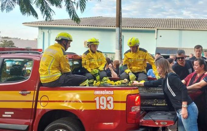 Multidão presta última despedida à prefeito de Iporã do Oeste, Adélio Marx