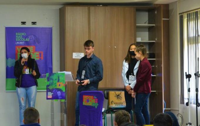 VÍDEO: Rádio Atalaia trabalha Semana do Rádio com alunos da Rede Estadual de Campo Erê