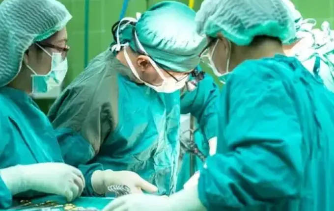 Jovem que teve testículo retirado após erro médico será indenizado em SC